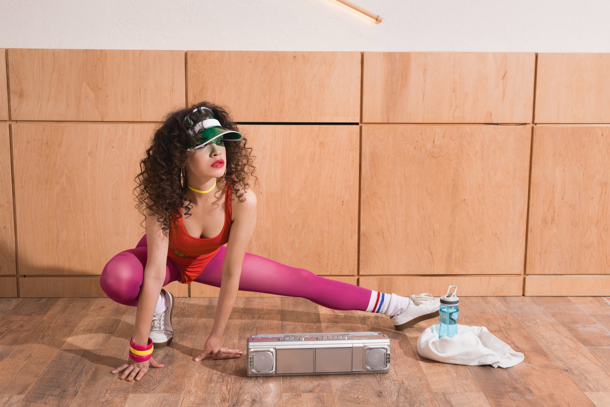 Frau macht Sport im 80er-Jahre Outfit