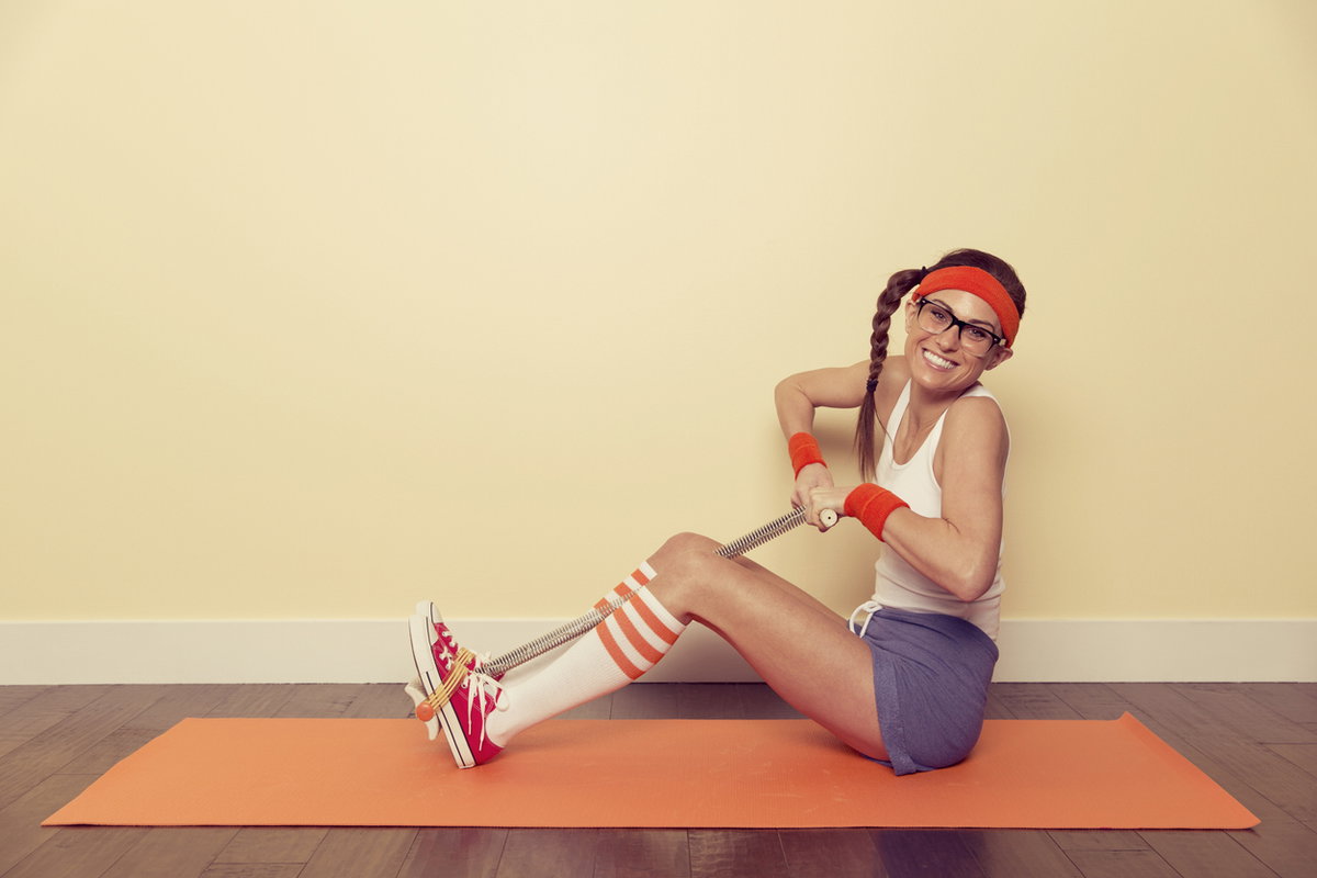 Frau macht Sport im 80er-Jahre-Outfit