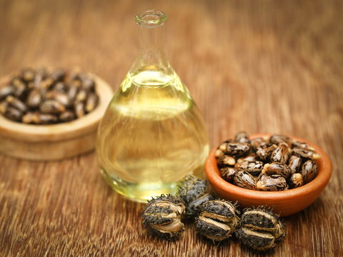 Rizinusöl für die Haare: Anwendung und Wirkung des Wundermittels