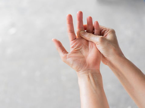 Mit diesen 3 Tricks entfernen Sie fiese Splitter ohne Pinzette
