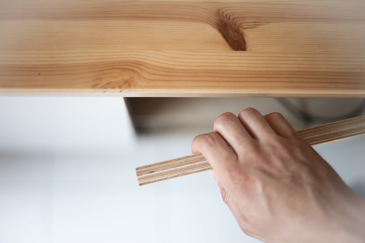Hand grieft Holzstück