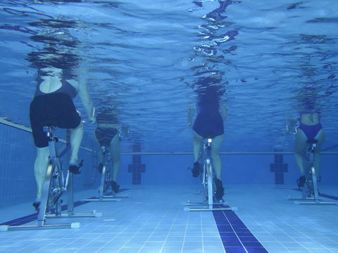 Diese 3 Workouts verbrennen ordentlich Kalorien im Wasser