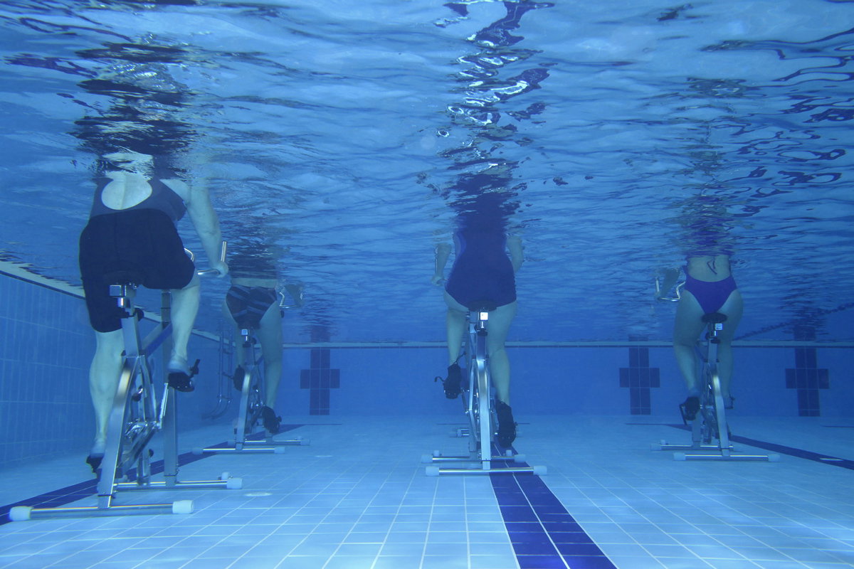 Beim Aqua Cycling können 800 Kalorien pro Stunde verbrannt werden.