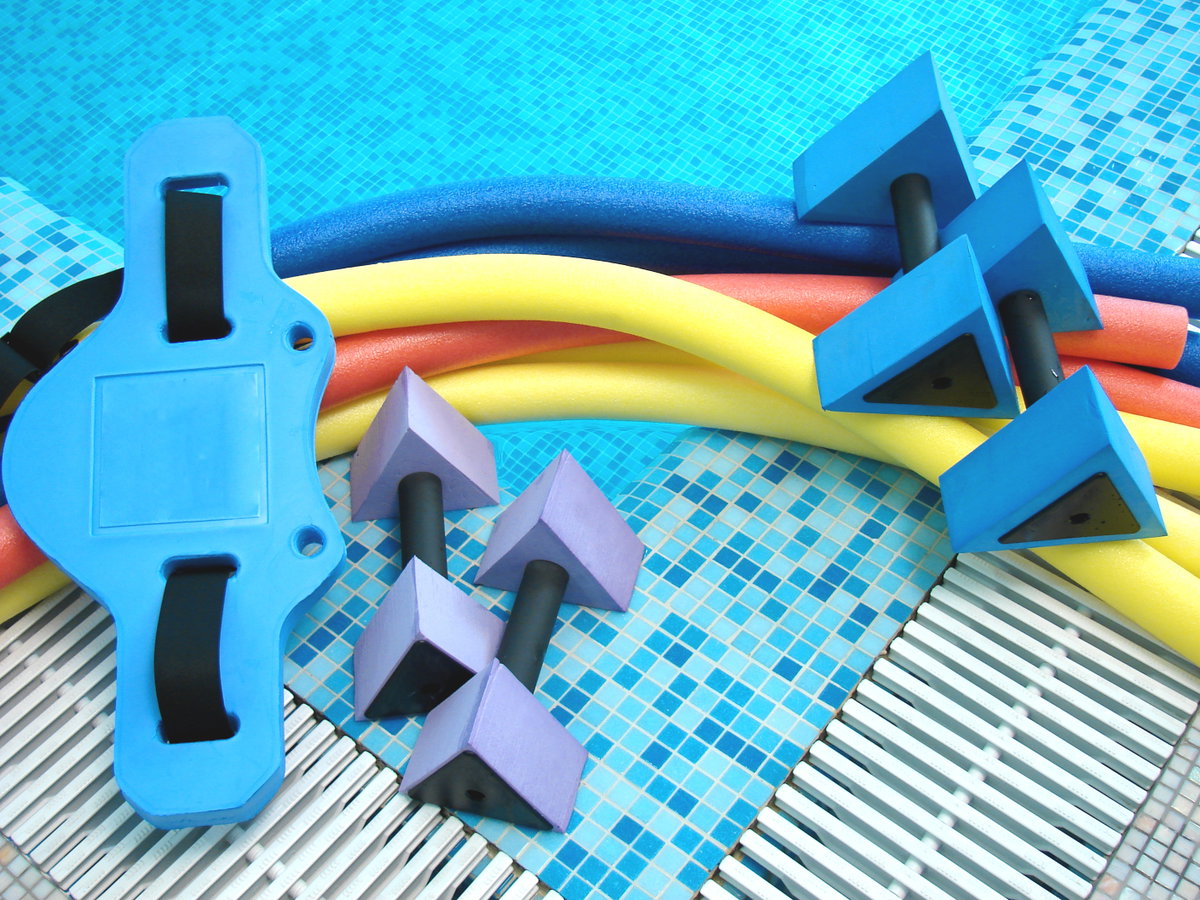 Für Aqua-Fitness-Kurse können Schwimmnudeln, Aqua-Hanteln oder Aqua-Gürtel verwendet werden.