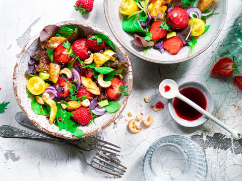 Sommerrezepte: Erdbeer-Salat mit Avocado und Hähnchensticks