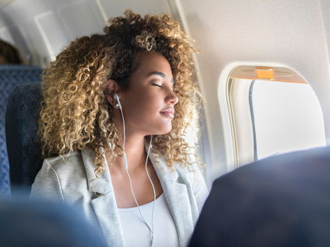 6 Tipps, mit denen Sie im Flugzeug besser schlafen können