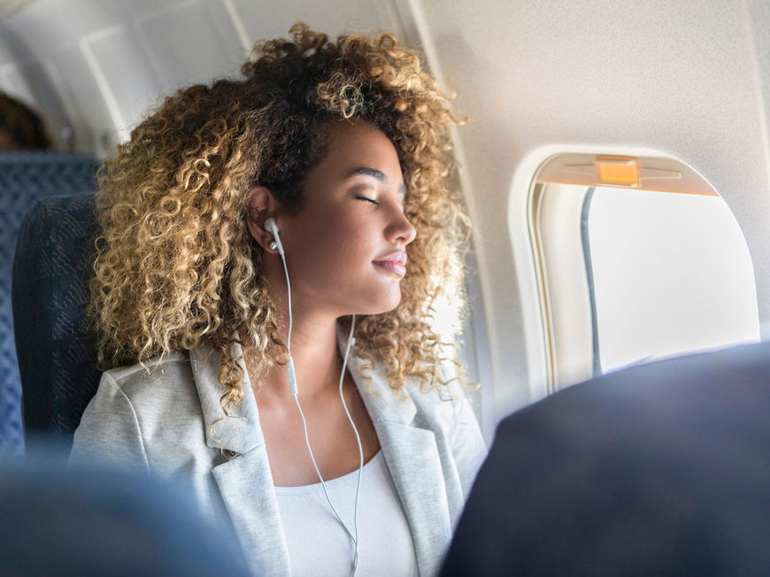 Frau im Flugzeug