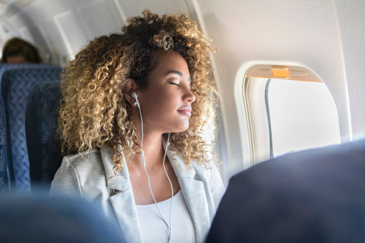 Frau im Flugzeug