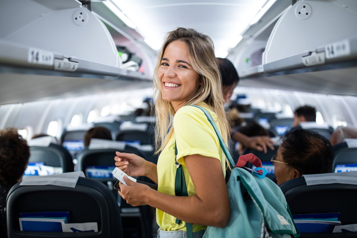 Frau steht im Flugzeug