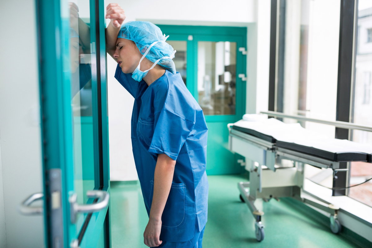 Erschöpfte Ärztin im Krankenhaus
