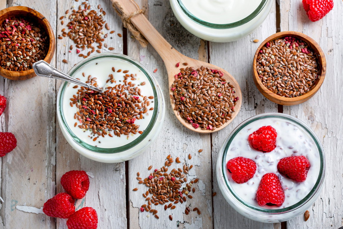 Gemahlene Leinsamen können Müsli, Joghurt, Smoothies oder Backwaren hinzugefügt werden.