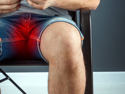 Hoden tun weh: Diese Ursachen sollten Sie kennen