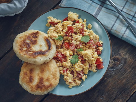 Herzhaftes Frühstück mit Porridge und Rührei