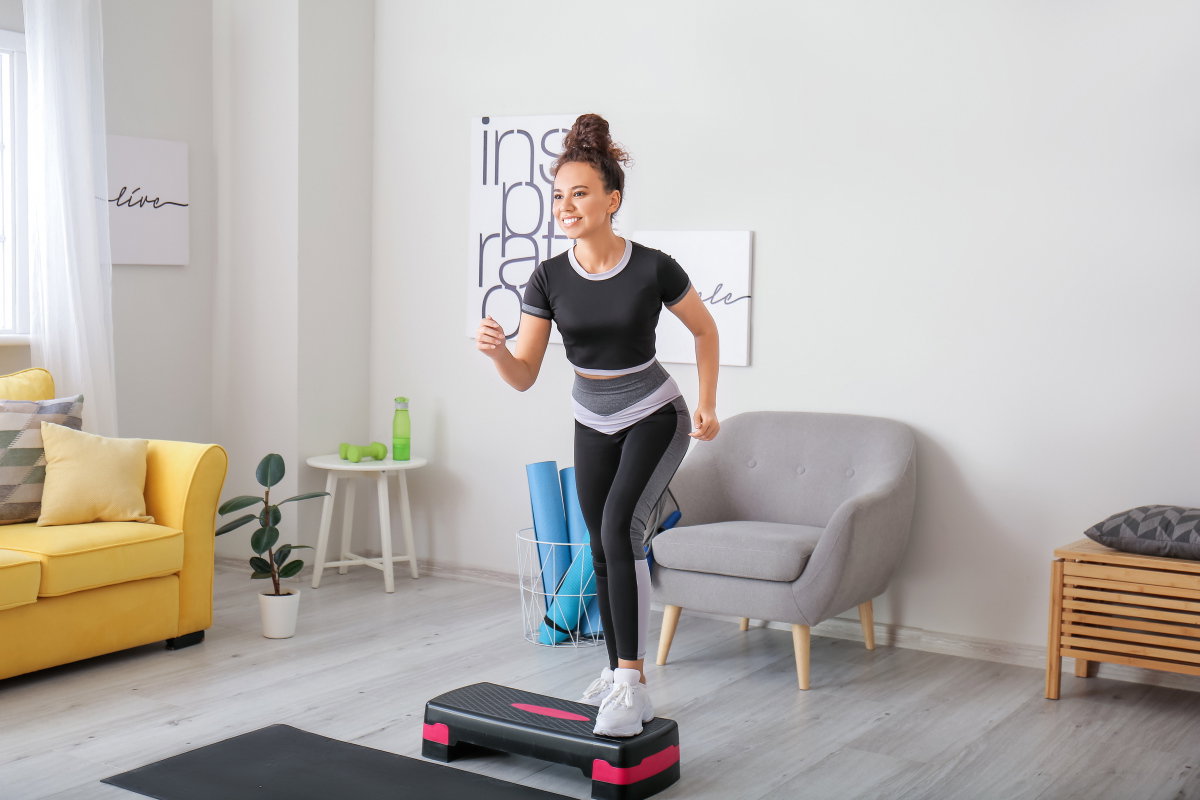 Frau macht Step Aerobic