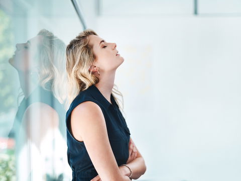 Midlife-Crisis bei Frauen: Diese 5 Anzeichen sollten Sie kennen 