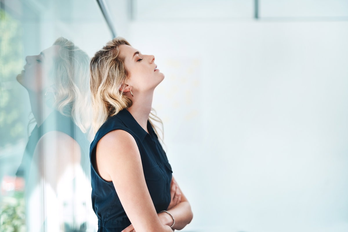 In der Midlife-Crisis werden oft Entscheidungen infrage gestellt, die in der Vergangenheit getroffen wurden.