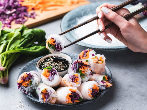 Rezept: Saftige Sommerrollen mit Mango und Avocado