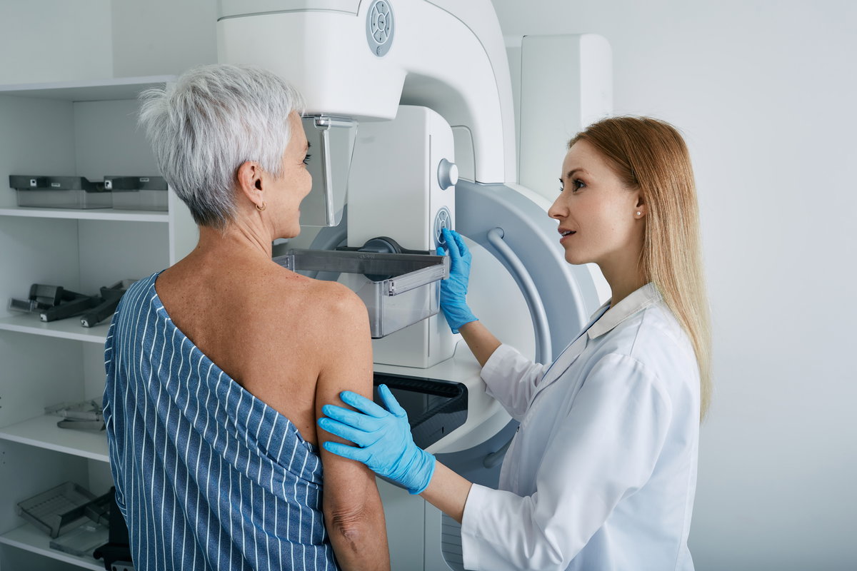 Ärztin führt Mammographie durch