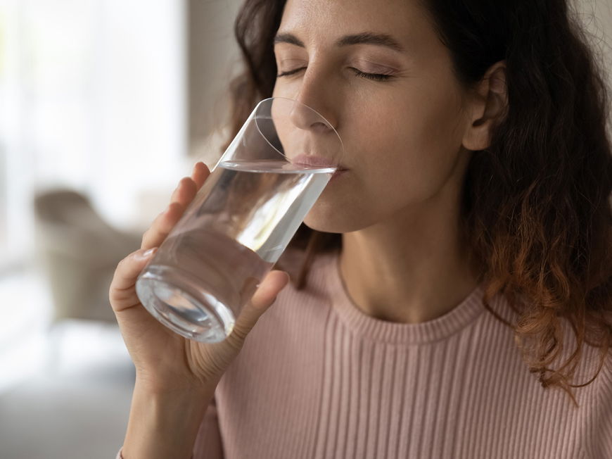 Frau trinkt Wasser