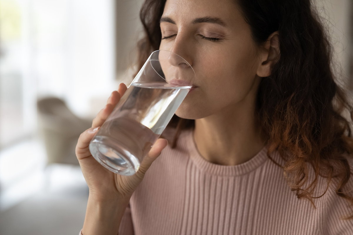 Frau trinkt Wasser