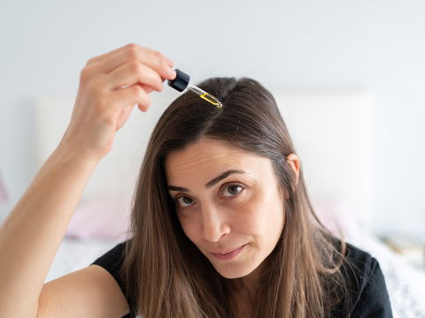 Dieses Haartonikum aus der Drogerie sorgt für eine gesunde Kopfhaut