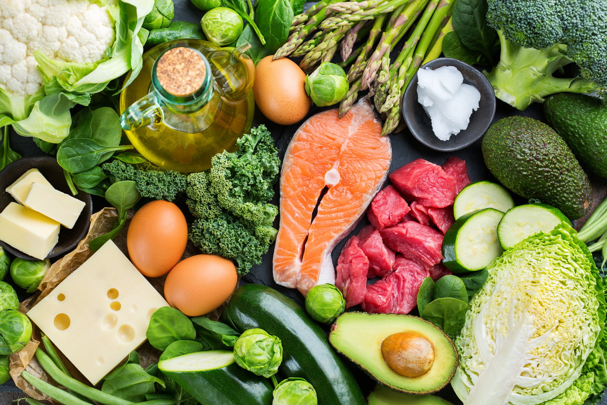 Bei Menschen, die sich ketogen ernähren, stehen wenige Kohlenhydrate auf dem Speiseplan.