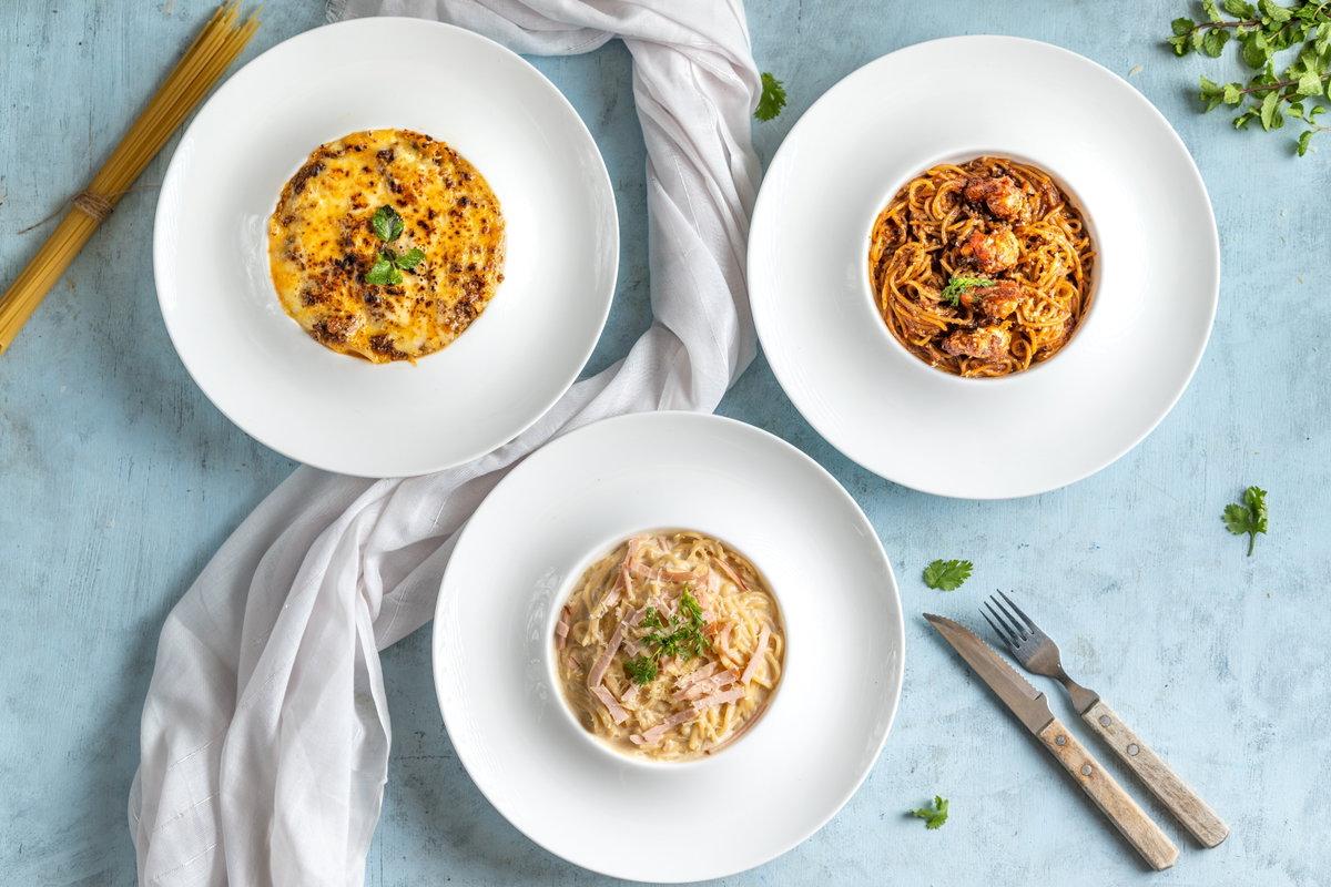 Verschiedene Pasta auf Tellern