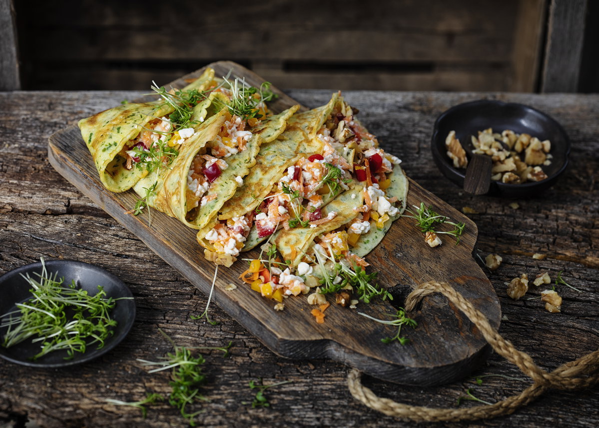 Kräuter-Crêpe mit bunter Gemüse-Hüttenkäsefüllung