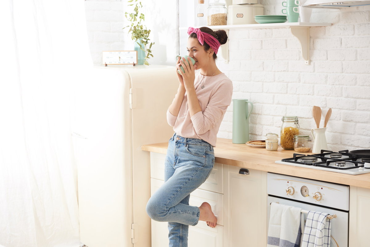 Frau trinkt Kaffee