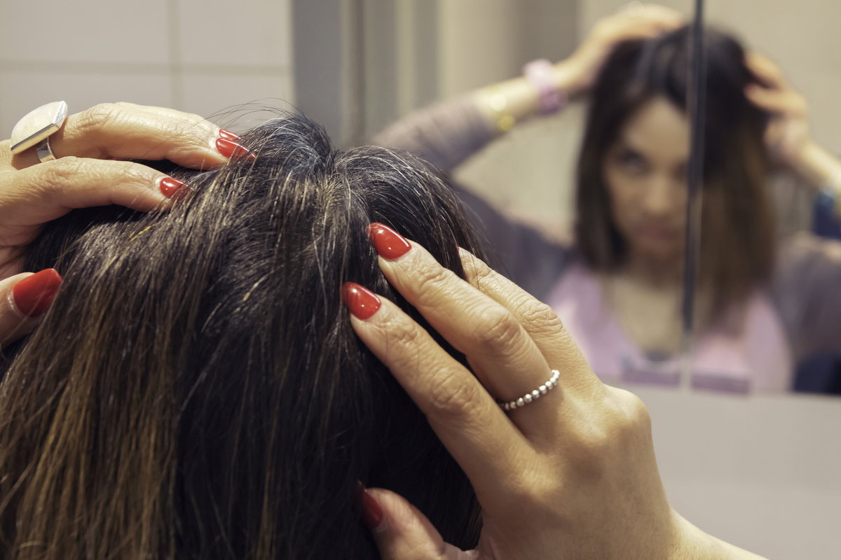 Frau entdeckt graue Haare