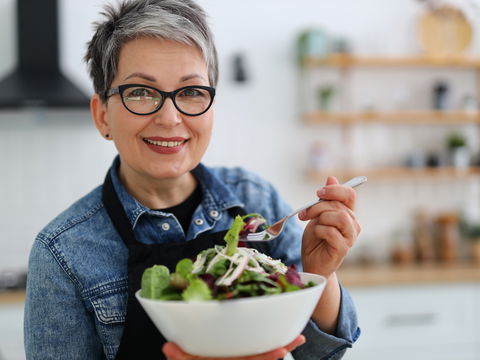 Frauen ab 50: Diese 3 effektiven Tipps sorgen für eine gesunde Darmflora