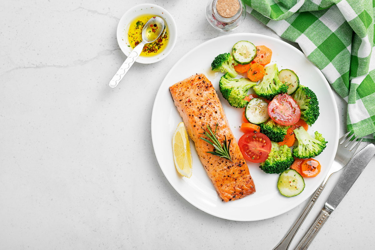 Lachs und Gemüse auf einem Teller
