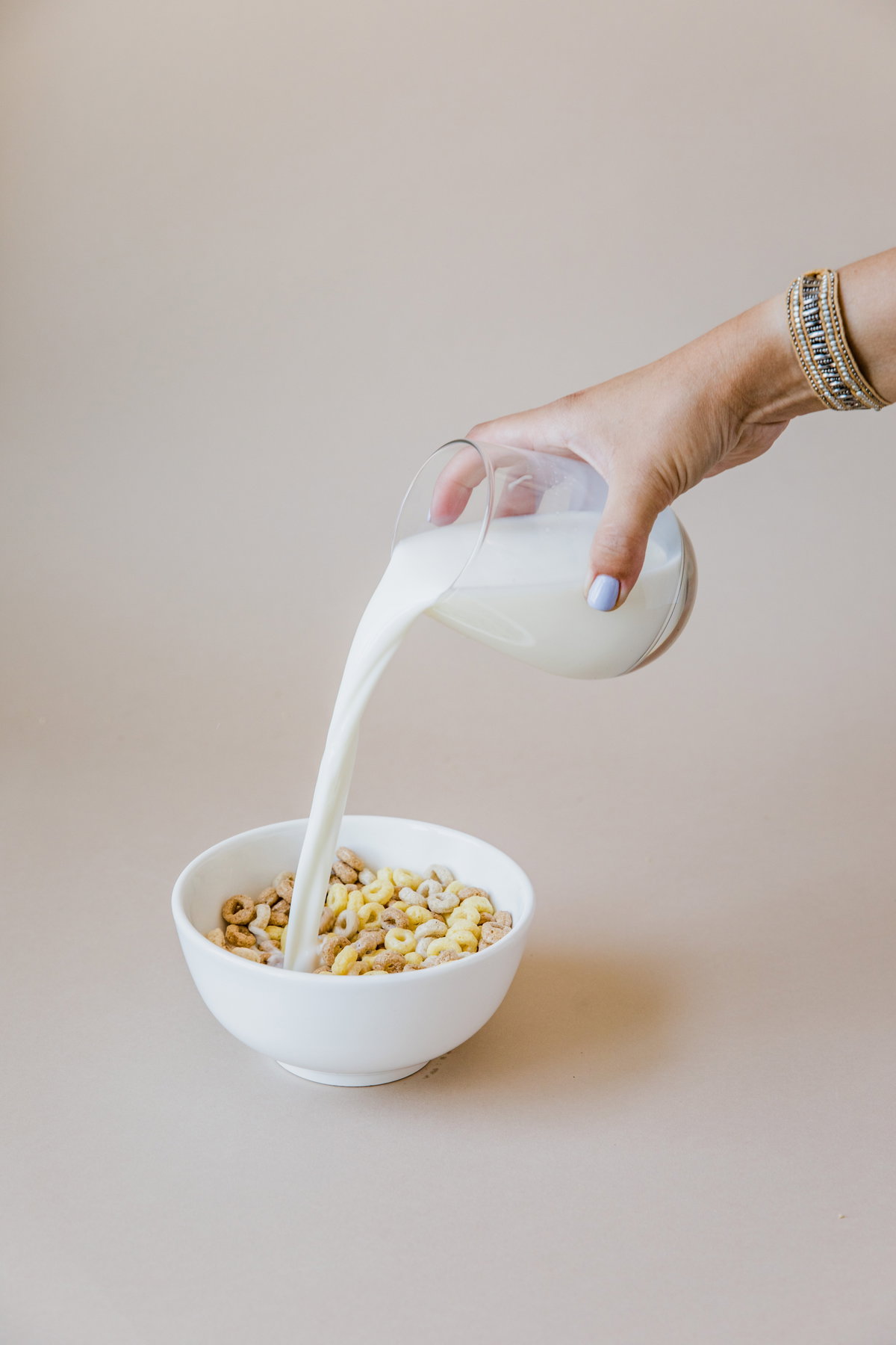 Hafermilch und Müsli