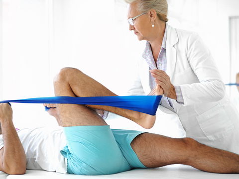Physiotherapie bei neuem Hüftgelenk: Nach der OP schnell wieder mobil werden