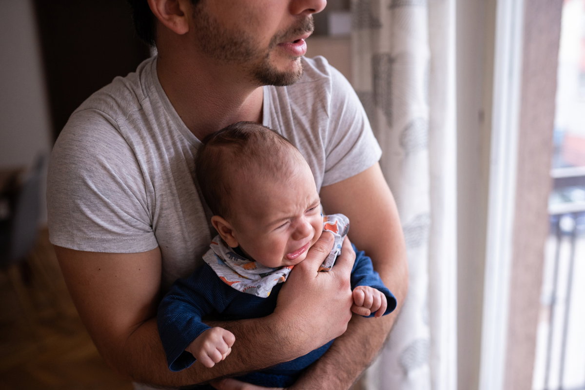 Das Schreien eines Babys kann für Eltern eine psychische Belastung darstellen.