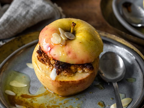 Diese Bratäpfel mit Marzipan und Rosinen versüßen uns die Dezembertage