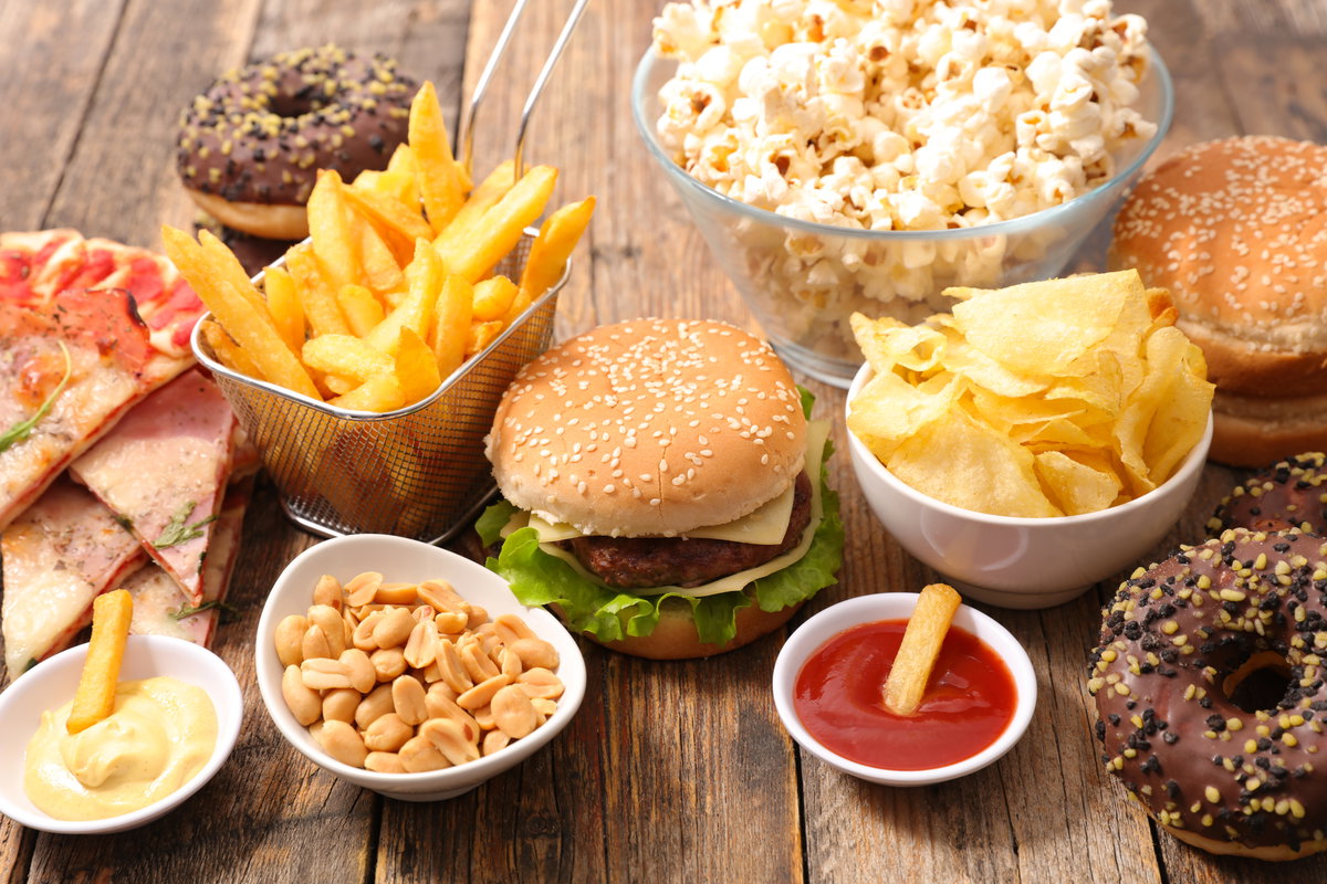 Burger und Chips zählen zu den verbotenen Lebensmitteln bei Niereninsuffizienz
