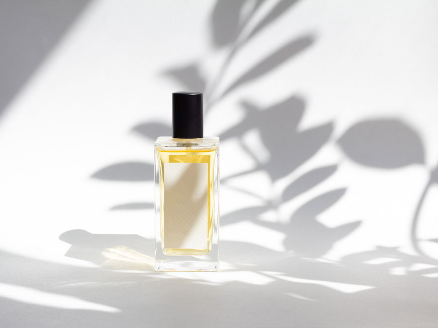 Eine Flasche Parfum vor weißem Hintergrund