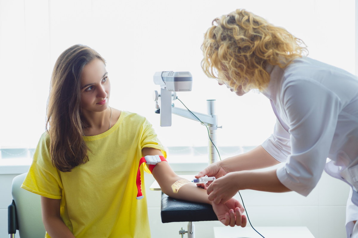 Frau wird Blut abgenommen