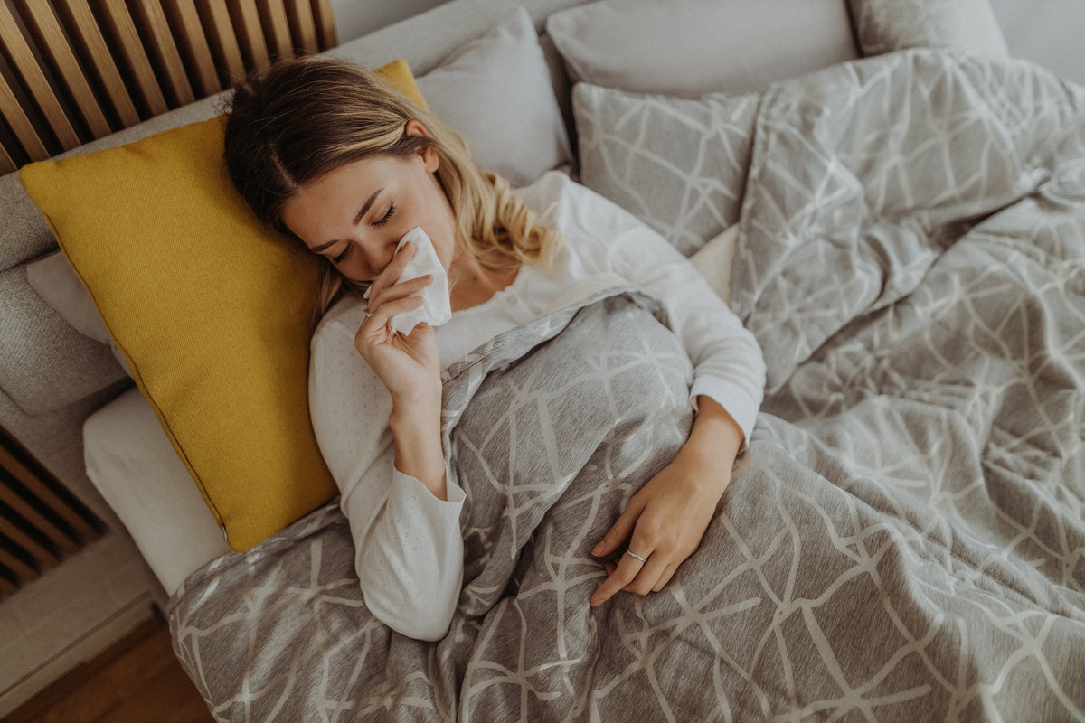 Kranke Frau im Bett