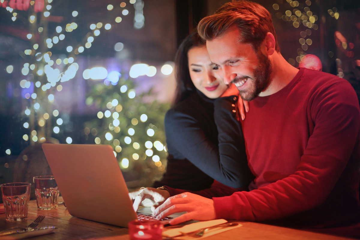 Paar weihnachtliches Online Shopping