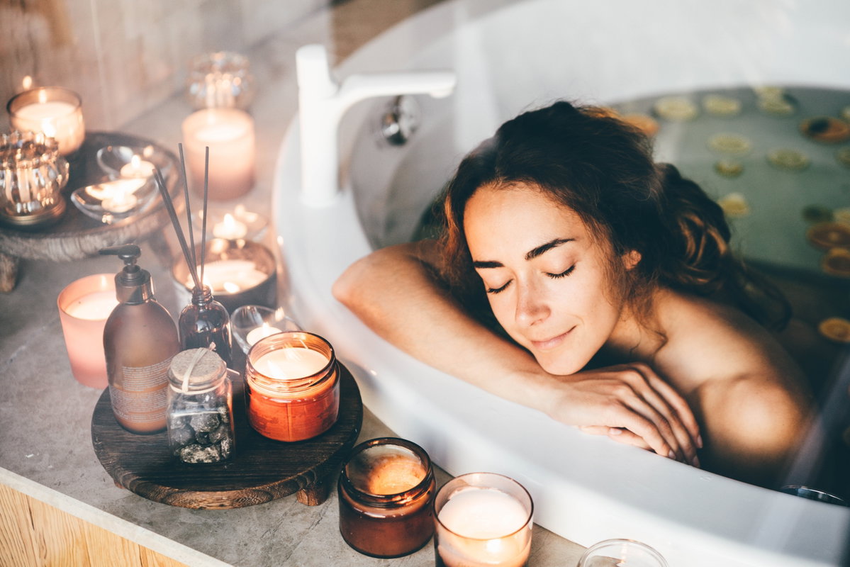 Frau entspannt in Badewanne