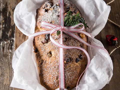 Unser saftiger Stollen mit Nüssen versüßt uns die Weihnachtszeit
