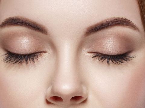 Wimpern fallen aus: 6 Ursachen und 3 Hausmittel