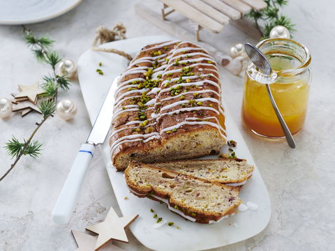 Perfekt für die Weihnachtsfeiertage: Leckerer Quarkstollen mit Marzipan