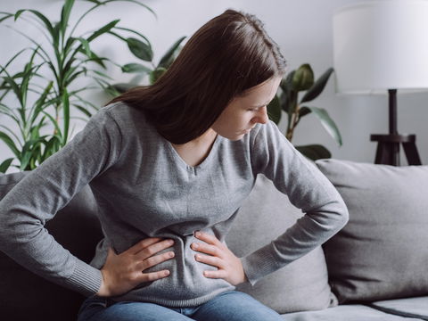 Blähbauch während der Periode: Diese Tipps helfen weiter