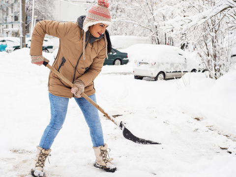 Schneeschaufeln ohne Rückenschmerzen: Achten Sie auf diese 6 Tipps