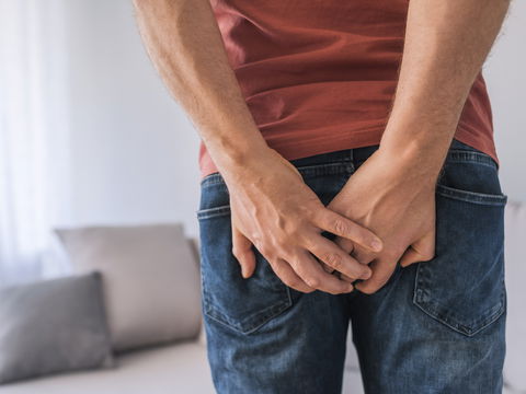 Stuhlgang beim Pupsen: Warum es auch Erwachsenen passiert