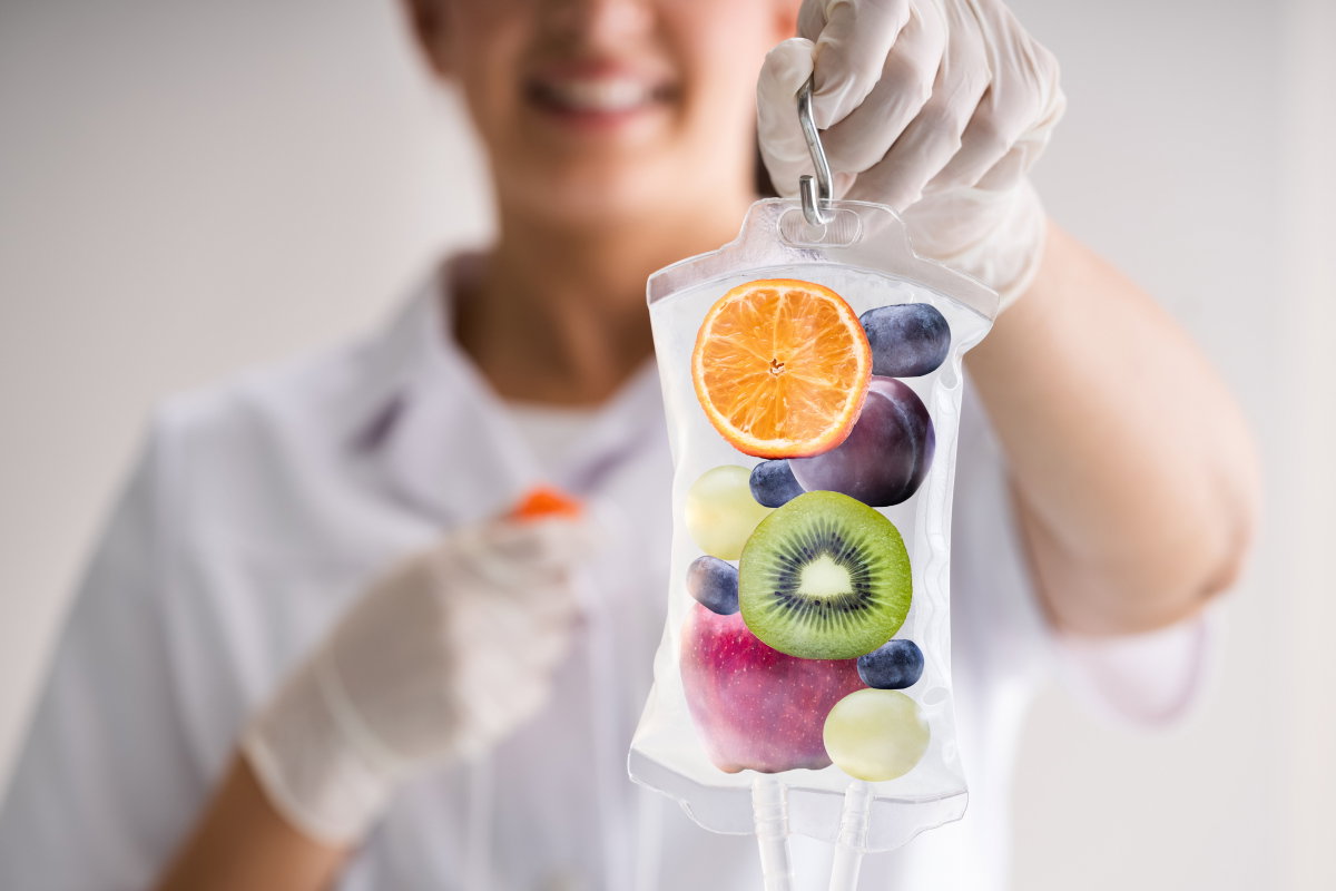 Frau hält Vitamin C Infusion