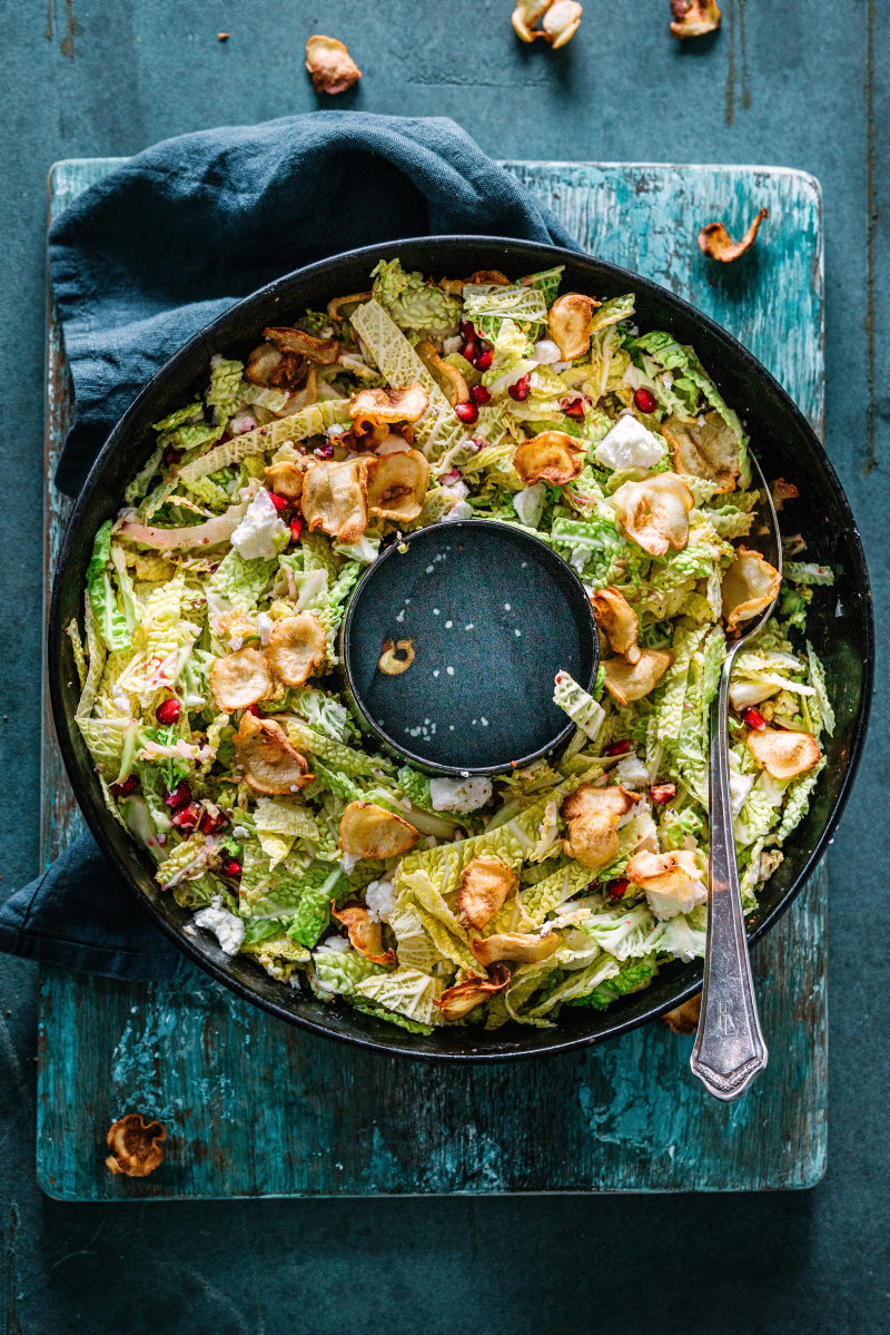 Wirsingsalat mit krossen Topinamburchips
